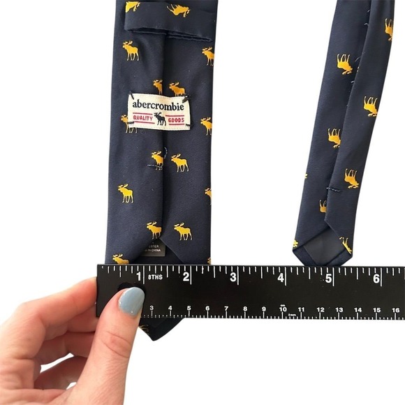 Abercrombie Men's Dark Navy Tie with Deer Pattern - Picture 5 of 5